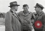 Standbild Congressional Gruppe in Camp Lucky Strike Saint Valery Frankreich, 1945, aus Sekunde 36 historischem Filmmaterial Videoclip 65675066602