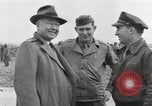 Standbild Congressional Gruppe in Camp Lucky Strike Saint Valery Frankreich, 1945, aus Sekunde 37 historischem Filmmaterial Videoclip 65675066602