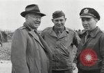 Standbild Congressional Gruppe in Camp Lucky Strike Saint Valery Frankreich, 1945, aus Sekunde 38 historischem Filmmaterial Videoclip 65675066602