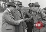 Standbild Congressional Gruppe in Camp Lucky Strike Saint Valery Frankreich, 1945, aus Sekunde 40 historischem Filmmaterial Videoclip 65675066602