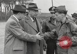 Standbild Congressional Gruppe in Camp Lucky Strike Saint Valery Frankreich, 1945, aus Sekunde 42 historischem Filmmaterial Videoclip 65675066602