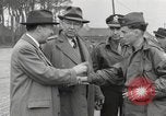 Standbild Congressional Gruppe in Camp Lucky Strike Saint Valery Frankreich, 1945, aus Sekunde 43 historischem Filmmaterial Videoclip 65675066602