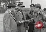 Standbild Congressional Gruppe in Camp Lucky Strike Saint Valery Frankreich, 1945, aus Sekunde 44 historischem Filmmaterial Videoclip 65675066602