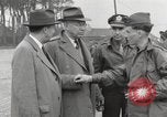 Standbild Congressional Gruppe in Camp Lucky Strike Saint Valery Frankreich, 1945, aus Sekunde 45 historischem Filmmaterial Videoclip 65675066602