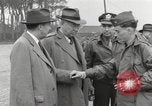 Standbild Congressional Gruppe in Camp Lucky Strike Saint Valery Frankreich, 1945, aus Sekunde 46 historischem Filmmaterial Videoclip 65675066602