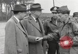 Standbild Congressional Gruppe in Camp Lucky Strike Saint Valery Frankreich, 1945, aus Sekunde 47 historischem Filmmaterial Videoclip 65675066602