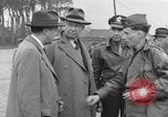 Standbild Congressional Gruppe in Camp Lucky Strike Saint Valery Frankreich, 1945, aus Sekunde 48 historischem Filmmaterial Videoclip 65675066602