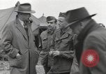 Standbild Congressional Gruppe in Camp Lucky Strike Saint Valery Frankreich, 1945, aus Sekunde 51 historischem Filmmaterial Videoclip 65675066602