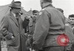Standbild Congressional Gruppe in Camp Lucky Strike Saint Valery Frankreich, 1945, aus Sekunde 53 historischem Filmmaterial Videoclip 65675066602