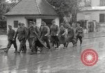 Image des prisonniers de guerre allemands Dillingen Allemagne, 1945, de la seconde 29 séquences d'archives historiques vidéo 65675066609