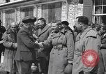 Immagine di Persone famose rilasciato dalle prigioni naziste Germania, 1945, secondo 9 filmato di repertorio 65675066636