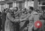 Immagine di Persone famose rilasciato dalle prigioni naziste Germania, 1945, secondo 12 filmato di repertorio 65675066636