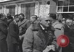 Immagine di Persone famose rilasciato dalle prigioni naziste Germania, 1945, secondo 15 filmato di repertorio 65675066636