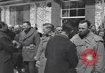 Immagine di Persone famose rilasciato dalle prigioni naziste Germania, 1945, secondo 20 filmato di repertorio 65675066636
