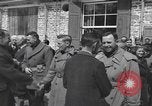 Immagine di Persone famose rilasciato dalle prigioni naziste Germania, 1945, secondo 22 filmato di repertorio 65675066636