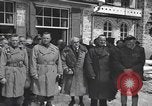 Immagine di Persone famose rilasciato dalle prigioni naziste Germania, 1945, secondo 24 filmato di repertorio 65675066636