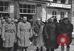 Immagine di Persone famose rilasciato dalle prigioni naziste Germania, 1945, secondo 25 filmato di repertorio 65675066636