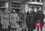 Immagine di Persone famose rilasciato dalle prigioni naziste Germania, 1945, secondo 26 filmato di repertorio 65675066636