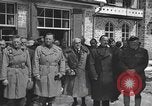 Immagine di Persone famose rilasciato dalle prigioni naziste Germania, 1945, secondo 27 filmato di repertorio 65675066636