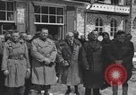 Immagine di Persone famose rilasciato dalle prigioni naziste Germania, 1945, secondo 30 filmato di repertorio 65675066636