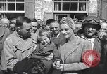 Immagine di Persone famose rilasciato dalle prigioni naziste Germania, 1945, secondo 31 filmato di repertorio 65675066636