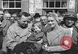Immagine di Persone famose rilasciato dalle prigioni naziste Germania, 1945, secondo 32 filmato di repertorio 65675066636