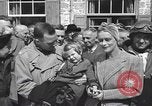 Immagine di Persone famose rilasciato dalle prigioni naziste Germania, 1945, secondo 33 filmato di repertorio 65675066636