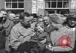 Immagine di Persone famose rilasciato dalle prigioni naziste Germania, 1945, secondo 34 filmato di repertorio 65675066636