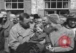 Immagine di Persone famose rilasciato dalle prigioni naziste Germania, 1945, secondo 35 filmato di repertorio 65675066636