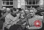 Immagine di Persone famose rilasciato dalle prigioni naziste Germania, 1945, secondo 36 filmato di repertorio 65675066636