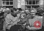 Immagine di Persone famose rilasciato dalle prigioni naziste Germania, 1945, secondo 38 filmato di repertorio 65675066636