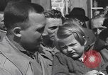 Immagine di Persone famose rilasciato dalle prigioni naziste Germania, 1945, secondo 40 filmato di repertorio 65675066636