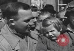 Immagine di Persone famose rilasciato dalle prigioni naziste Germania, 1945, secondo 42 filmato di repertorio 65675066636