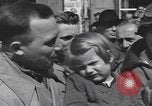 Immagine di Persone famose rilasciato dalle prigioni naziste Germania, 1945, secondo 43 filmato di repertorio 65675066636
