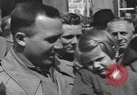 Immagine di Persone famose rilasciato dalle prigioni naziste Germania, 1945, secondo 45 filmato di repertorio 65675066636