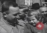 Immagine di Persone famose rilasciato dalle prigioni naziste Germania, 1945, secondo 46 filmato di repertorio 65675066636