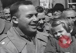 Immagine di Persone famose rilasciato dalle prigioni naziste Germania, 1945, secondo 47 filmato di repertorio 65675066636