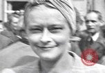 Immagine di Persone famose rilasciato dalle prigioni naziste Germania, 1945, secondo 48 filmato di repertorio 65675066636