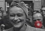 Immagine di Persone famose rilasciato dalle prigioni naziste Germania, 1945, secondo 54 filmato di repertorio 65675066636