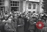 Immagine di Persone famose rilasciato dalle prigioni naziste Germania, 1945, secondo 61 filmato di repertorio 65675066636