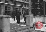 Standbild Befreite Häftlinge aus den Gefängnissen der Nazis Deutschland, 1945, aus Sekunde 3 historischem Filmmaterial Videoclip 65675066637