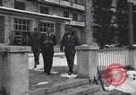 Standbild Befreite Häftlinge aus den Gefängnissen der Nazis Deutschland, 1945, aus Sekunde 4 historischem Filmmaterial Videoclip 65675066637