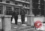 Standbild Befreite Häftlinge aus den Gefängnissen der Nazis Deutschland, 1945, aus Sekunde 11 historischem Filmmaterial Videoclip 65675066637