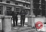 Standbild Befreite Häftlinge aus den Gefängnissen der Nazis Deutschland, 1945, aus Sekunde 12 historischem Filmmaterial Videoclip 65675066637