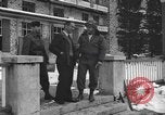 Standbild Befreite Häftlinge aus den Gefängnissen der Nazis Deutschland, 1945, aus Sekunde 15 historischem Filmmaterial Videoclip 65675066637