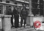 Standbild Befreite Häftlinge aus den Gefängnissen der Nazis Deutschland, 1945, aus Sekunde 16 historischem Filmmaterial Videoclip 65675066637
