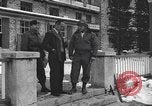 Standbild Befreite Häftlinge aus den Gefängnissen der Nazis Deutschland, 1945, aus Sekunde 18 historischem Filmmaterial Videoclip 65675066637