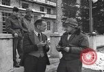 Standbild Befreite Häftlinge aus den Gefängnissen der Nazis Deutschland, 1945, aus Sekunde 27 historischem Filmmaterial Videoclip 65675066637