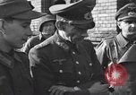 Standbild Übergabe des deutschen Generals Kurt Dittmar Magdeburg Deutschland, 1945, aus Sekunde 18 historischem Filmmaterial Videoclip 65675066638