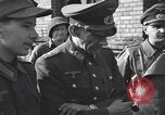 Standbild Übergabe des deutschen Generals Kurt Dittmar Magdeburg Deutschland, 1945, aus Sekunde 19 historischem Filmmaterial Videoclip 65675066638